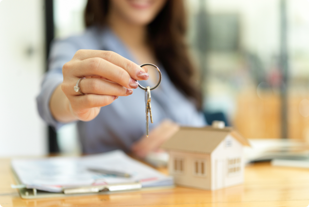 woman-holding-keys woman holding house keys